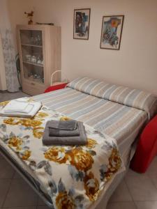 ein Bett mit einer Decke und einem Laptop darauf in der Unterkunft Appartamento Centrale con garage in Asti