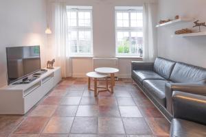 TV a/nebo společenská místnost v ubytování Alte Schule Horsbüll