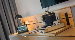 ein Krankenhauszimmer mit einem Computer auf dem Schreibtisch in der Unterkunft Walhalla Hotel Regensburg Hoeferer 4 Sterne Superior in Regensburg