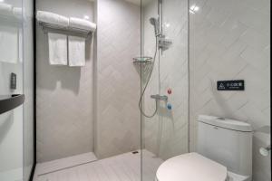 Bilik mandi di 有集城市客栈锦绣中华店Unijoy Cityinn Splendid China Shenzhen