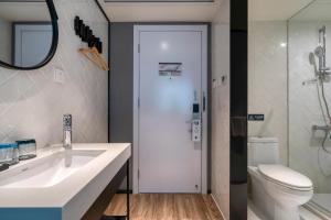 Bilik mandi di 有集城市客栈锦绣中华店Unijoy Cityinn Splendid China Shenzhen