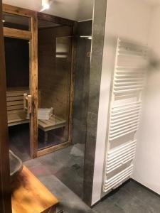 Um banheiro em Premium-Chalet Achental mit Kamin und Sauna