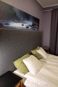 1 dormitorio con 2 camas y un cuadro en la pared en Nätra Motell, en Bjästa