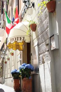 uma placa de hotel no lado de um edifício com plantas em Albergo Al Viale em Trieste