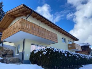 ein Haus mit Balkon darüber in der Unterkunft Frozen Time Apartments in Flachau