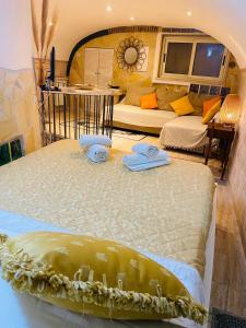 Postel nebo postele na pokoji v ubytování Ancient Roman Mansion