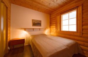 1 dormitorio con 1 cama en una habitación con ventana en Kotamäki A en Syöte