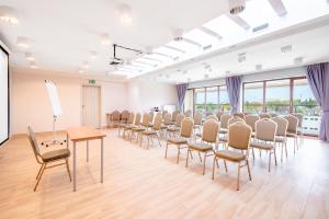 ein Zimmer mit einer Reihe von Stühlen und einem Podium in der Unterkunft Hotel Opole Centrum in Oppeln