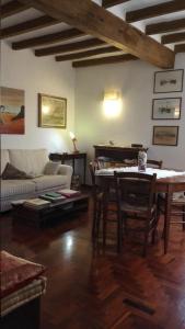 a living room with a table and a couch at accogliente appartamento a Parma in Case Nuove