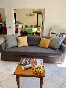 uma sala de estar com um sofá e uma mesa de centro em La Dolce Vista em Tremezzo