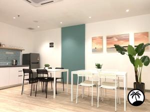 Una cocina y un comedor con mesa y sillas. en Paradise Suite at Sutera Avenue, en Kota Kinabalu 31 fotos más