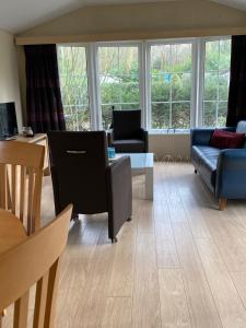 a living room with a couch and a table at Chalet Togo in Wageningen