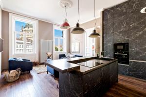 een keuken met een groot eiland in een woonkamer bij Venus Apartments - Italian Stylish in Boedapest