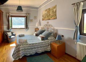 een slaapkamer met een groot bed en een raam bij La Dolce Vista in Tremezzo