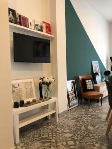 ein Wohnzimmer mit einem Flachbildfernseher an der Wand in der Unterkunft Appartamento Nuovissimo: La Casa Bolognese in Bologna