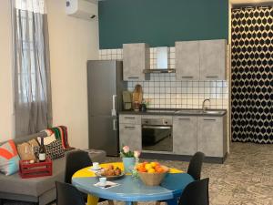 ein Wohnzimmer mit Tisch und Küche in der Unterkunft Appartamento Nuovissimo: La Casa Bolognese in Bologna + 29 Fotos