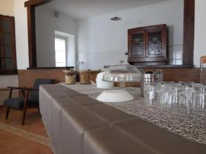 una mesa con gafas en una habitación en Le Camere della Piazza, en Rigoso
