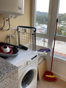 pralka w kuchni z oknem w obiekcie Piso Vista os castelos w mieście Viveiro +5 zdjęć