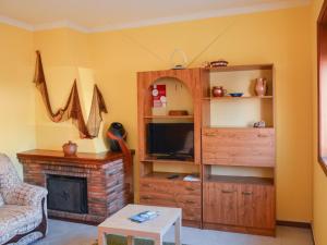TV a/nebo společenská místnost v ubytování Apartamento encantador perto da praia, em Sao Jacinto