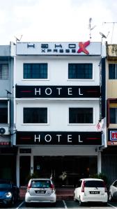 ein Hotel mit davor geparkt in der Unterkunft HAKO XPRESS TMN SKUDAI BARU in Skudai