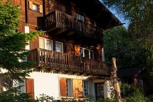 un edificio con balcones en un lateral en Flumserberg, en Flumserberg