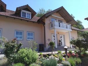 een huis met een veranda en een balkon bij Ferienwohnung Pietzavka in Wiesenfelden