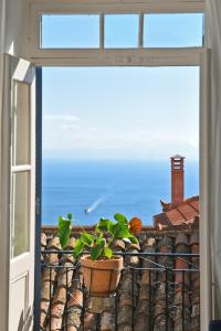a window with a view of the ocean at cherry's home in Glóssa