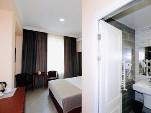 Voodi või voodid majutusasutuse Grand Fortune Hotel toas