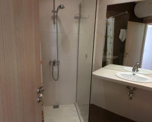 A bathroom at Elegantz Apartments LaMer