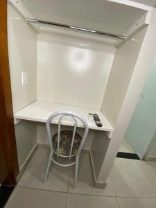 una silla sentada en un escritorio en un armario en Pousada Dona Lia, en Uberlândia