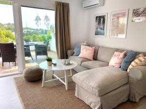 uma sala de estar com um sofá e uma mesa em Ama Vida Altea apartment with panoramic view em Altea