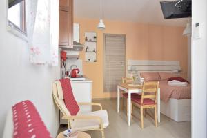 a small room with a bed and a table and chairs at Romantic Room con vasca idromassaggio in Scicli