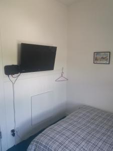 TV a/nebo společenská místnost v ubytování Dalwhinnie Old School Hostel
