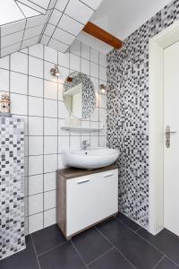 A bathroom at Ferienwohnungen im Haus Friesische Weite