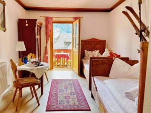 un salon avec un canapé, une table et un lit dans l'établissement Pension Leopoldine, à Hallstatt