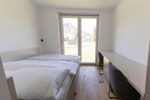 1 dormitorio con 2 camas y ventana grande en Maison du Soleil en Kranjska Gora