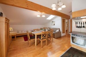 Kuchyňa alebo kuchynka v ubytovaní Haus Lowe Appartement 2 Stock Nr 5