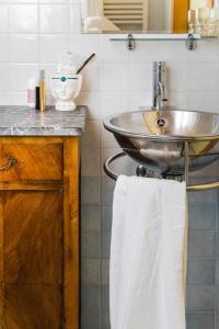 W łazience znajduje się umywalka i biały ręcznik. w obiekcie Ca' De Memi w mieście Piombino Dese