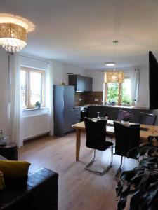 a kitchen and living room with a table and chairs at Ferienwohnung Sonnenplatzl in Michelsneukirchen