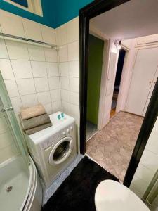 Kúpeľňa v ubytovaní Super SQUARE Metro x2 fast WiFi 55'TV Netflix HBO AppleTV+ AmazonTV