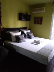 Ένα ή περισσότερα κρεβάτια σε δωμάτιο στο Luxury apartments Kyara Centre Netflix