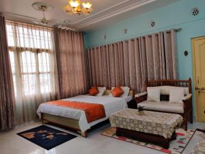 เตียงในห้องที่ Shiva Ganges View Guest House