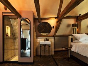 سرير أو أسرّة في غرفة في Boutique Hotel & Restaurant Frenchie