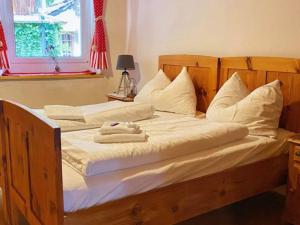 two beds with white sheets and pillows in a bedroom at Pension Cafe zum Mühlbach in Hallstatt