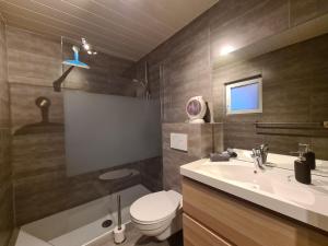 a bathroom with a sink and a toilet and a shower at Entre l'eau in Durbuy