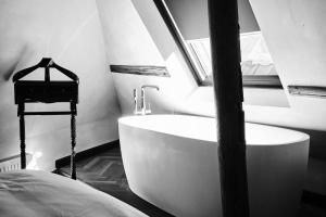 سرير أو أسرّة في غرفة في Boutique Hotel & Restaurant Frenchie