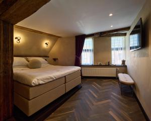 سرير أو أسرّة في غرفة في Boutique Hotel & Restaurant Frenchie
