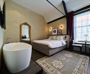 سرير أو أسرّة في غرفة في Boutique Hotel & Restaurant Frenchie