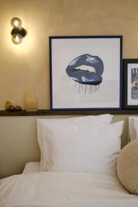 سرير أو أسرّة في غرفة في Boutique Hotel & Restaurant Frenchie