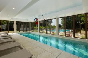 The swimming pool at or close to Les Nomades Beaune